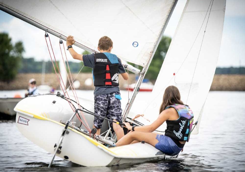saint-croix-sailing-school-kids saint croix sailing school kids sailing in sailboat on river